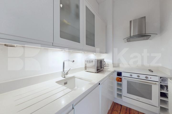 Elegant Raised Ground Floor Apartment in Sought-After NW1 Camden Park Road, Camden